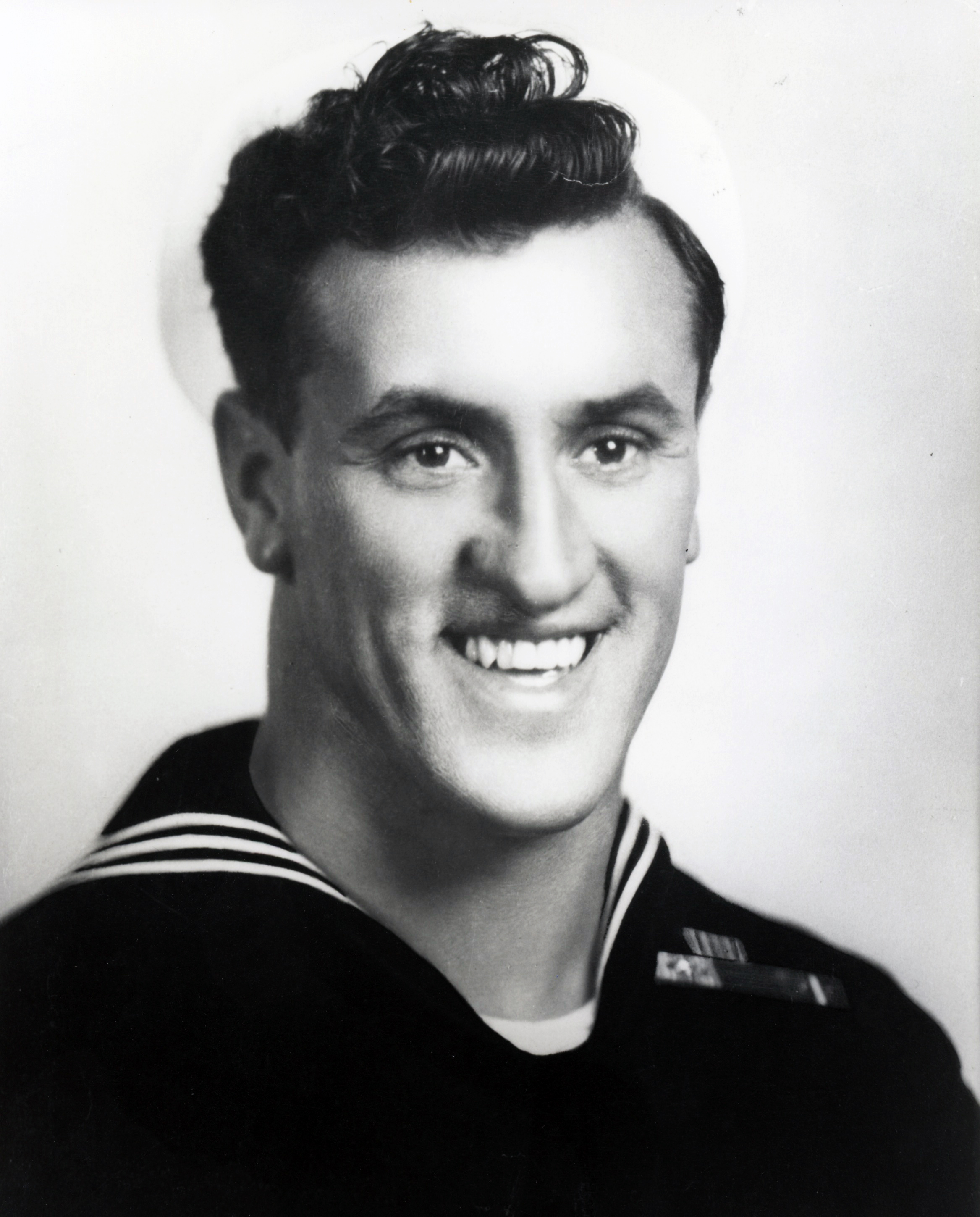 George Mendonsa in 1945. - kissing-sailor-george-mendonsa-19451